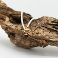 שרשרת אהובה- מפנינים תליון לב מאבן גרנאט אדומה