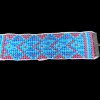 צמיד חרוזי ונציהבשיטת אריגה בנול- מעויינים ורודים רקע תכלת