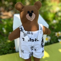 בובת שובי דובי בן לבוש אוברול תפור בעבודת יד