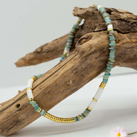 שרשרת אדווה- מחרוזי פולימר לבן, המטייט זהב וחרוזי צדף