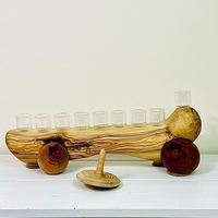 חנוכיה מעץ זית מקושטת ברימונים בעבודת יד