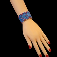 צמיד חרוזי ונציהבשיטת אריגה בנול- מעויינים ורודים רקע תכלת