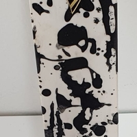 מזוזה מגבס בשיטת ההתזות בשחור לבן משולבת באות 