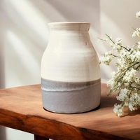 2 כדים מקרמיקה בעבודת יד בגדלים שונים