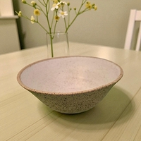 קערה לבנה מחימר בעבודת יד