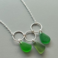 שרשרת כסף ושלוש זכוכיות בגווני ירוק