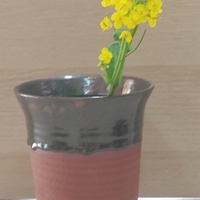 אגרטל חימר אדום בעבודת אובניים