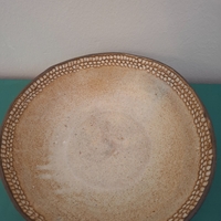 קערה חומה צהבהבה בעבודת יד