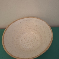 קערה לבנה מחימר בעבודת יד