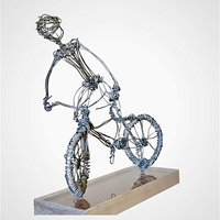 רוכב אופני שטח- פסל מחוטי ברזל בעבודת יד