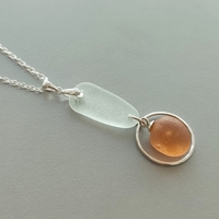 שרשרת כסף וזכוכיות ים באפרסק ולבן