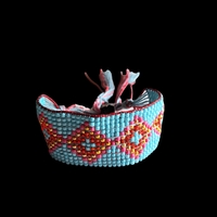 צמיד חרוזי ונציה בשיטת אריגה בנול-מעויינים ורודים