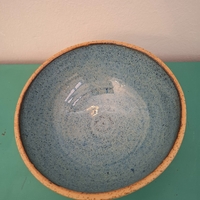 קערה כחולה מחימר בעבודת יד