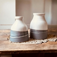 2 כדים מקרמיקה בעבודת יד בגדלים שונים