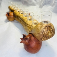 חנוכיה מעץ זית מקושטת ברימונים בעבודת יד