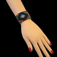 צמיד חרוזיונציה בשיטת אריגה בנול- מעויינים צבעוניים