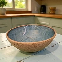 קערה כחולה מחימר בעבודת יד