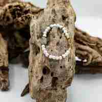 צמיד חופית- מחרוזי צדף לבנים ואבן ג'ייד ירוקה