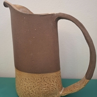 כד אובלי חום צהבהב בעבודת יד