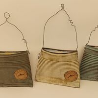 פריט מסדרת שימורים שמורים ­ שלישיית קופסאות פח מעוכות ממוחזרות