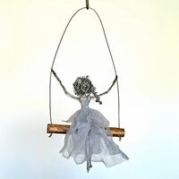 נערה על נדנדה -פסל מחוטי מתכת בעבודת יד