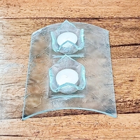 פמוטים על מעמד זכוכית שקופה בעבודת יד
