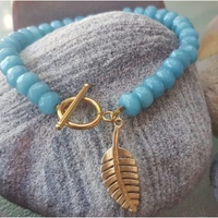 צמיד יסמין- מאבני ג'ייד ותליון עלה מיציקה בציפוי זהב