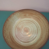 קערה ירקרקה מחימר בעבודת יד