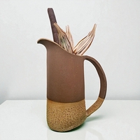 כד אובלי חום צהבהב בעבודת יד