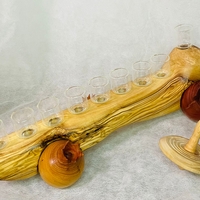 חנוכיה מעץ זית מקושטת ברימונים בעבודת יד