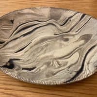 צלחת הגשה עגולה מקרמיקה בטכניקת מרבלינג בעבודת יד