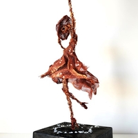 לרקוד-פסל מחוטי מתכת מעורבים ורשת בעבודת יד