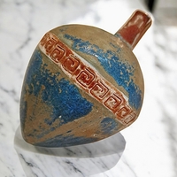 סביבון בגודל כף יד, עשוי מחימר בעבודת יד