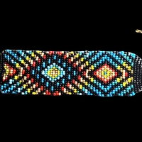 צמיד חרוזיונציה בשיטת אריגה בנול- מעויינים צבעוניים