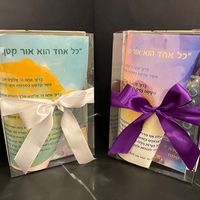 מארז חגיגי לחנוכה- פלייסמנט, נרות מקושטים וגפרורים