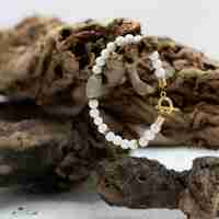 צמיד חופית- מחרוזי צדף לבנים ואבן ג'ייד ירוקה