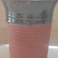 אגרטל חימר אדום בעבודת אובניים