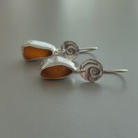 עגילי כסף עם זכוכיות ים חומות וספירלת כסף