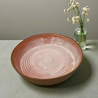 קערה ורדרדה מחימר בעבודת יד