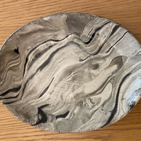 צלחת הגשה עגולה מקרמיקה בטכניקת מרבלינג בעבודת יד