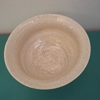 קערה מעוגלת מחימר בעבודת יד