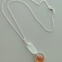 שרשרת כסף וזכוכיות ים באפרסק ולבן