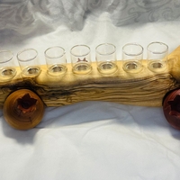 חנוכיה מעץ זית מקושטת ברימונים בעבודת יד