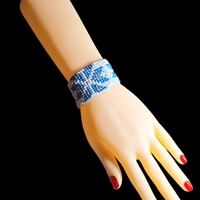 צמיד חרוזי ונציה בשיטת אריגה בנול- גווני תכלת- לבן- כסף