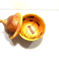 כלי עם מכסה מעץ חרוט בעבודת יד