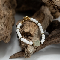 צמיד חופית- מחרוזי צדף לבנים ואבן ג'ייד ירוקה