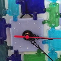 שעון קיר מזכוכית בגווני כחול וירוק שקופים