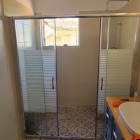 קלאסיק 4 - מקלחון חזית קבוע 2 דלתות הזזה באמצע וקבוע