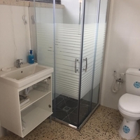 פתרונות למקלחונים צמודי חלון