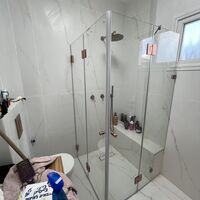 אריזונה - מקלחון פינתי קבוע ודלת בצד אחד וצד שני הרמוניקה